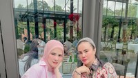 Seporsi sandwich sudah tersaji di atas meja. Tapi Angel Lelga masih sibuk berpose dengan sahabatnya. Foto: Instagram @angellelga