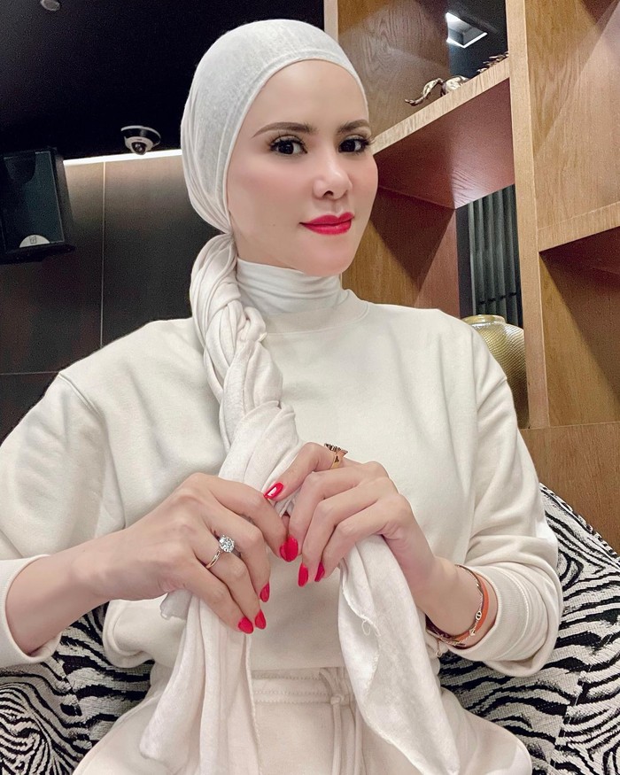 Gaya Elegan Angel Lelga Saat Ngopi dan Makan Salad Gaya Elegan Angel Lelga Saat Ngopi dan Makan Salad