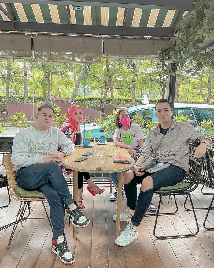 Gaya Elegan Angel Lelga Saat Ngopi dan Makan Salad