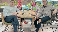 Kali ini tidak kulineran sendiri, Angel terlihat asyik hangout bersama teman-temannya. Mereka memilih santai sambil menikmati makanan di kafe.  Foto: Instagram @angellelga