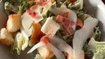 Gaya Elegan Angel Lelga Saat Ngopi dan Makan Salad