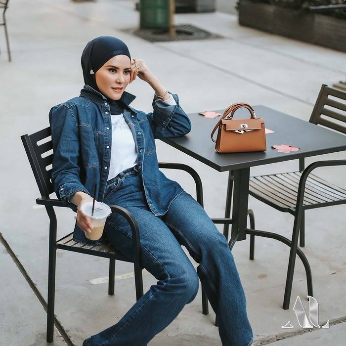 Gaya Elegan Angel Lelga Saat Ngopi dan Makan Salad Gaya Elegan Angel Lelga Saat Ngopi dan Makan Salad