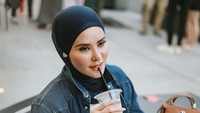 Angel Lelga memang penggemar kopi. Ia banyak membagikan momen ketika menyeruput kopi. Udah ngopi blm? kata Angel Lelga pada keterangan fotonya.  Foto: Instagram @angellelga