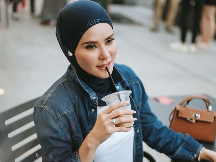 Gaya Elegan Angel Lelga Saat Ngopi dan Makan Salad