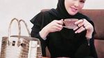 Gaya Elegan Angel Lelga Saat Ngopi dan Makan Salad