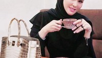 Angel Lelga dibantu oleh timnya untuk mengembangkan Angel Token. Ia yakin kalau kripto ini memiliki masa depan yang jelas dan bisa cuan.  Foto: Instagram @angellelga