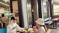 Angel Lelga juga kerap mengajak putri semata wayangnya untuk kulineran seru. Angel dan Hawra terlihat asyik menikmati makanan di restoran. Foto: Instagram @angellelga