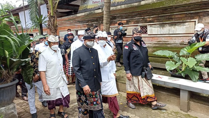 Gubernur DKI Jakarta Anies Baswedan meninjau upacara Tawur Agung kasanga di Pura Aditya Jaya Rawamangun