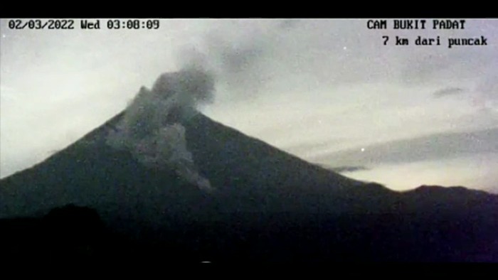 Gunung Semeru Kembali Luncurkan Awan Panas Sejauh 4 KM