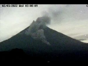 Gunung Semeru Kembali Luncurkan Awan Panas Sejauh 4 KM