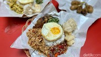 Setiap lau ditata mengitari nasi yang berada di bagian tengah. Pemberian masing-masing lauk juga terbilang royal, sehingga satu porsi cukup mengenyangkan untuk satu orang. Foto: detikcom