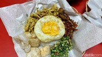 Untuk lawarnya agak berbeda dengan yang biasa ditemui di Bali. Biasanya lawar terbuat dari berbagai sayuran, seperti kacang panjang, pisang batu, nangka muda dan kelapa parut. Foto: detikcom
