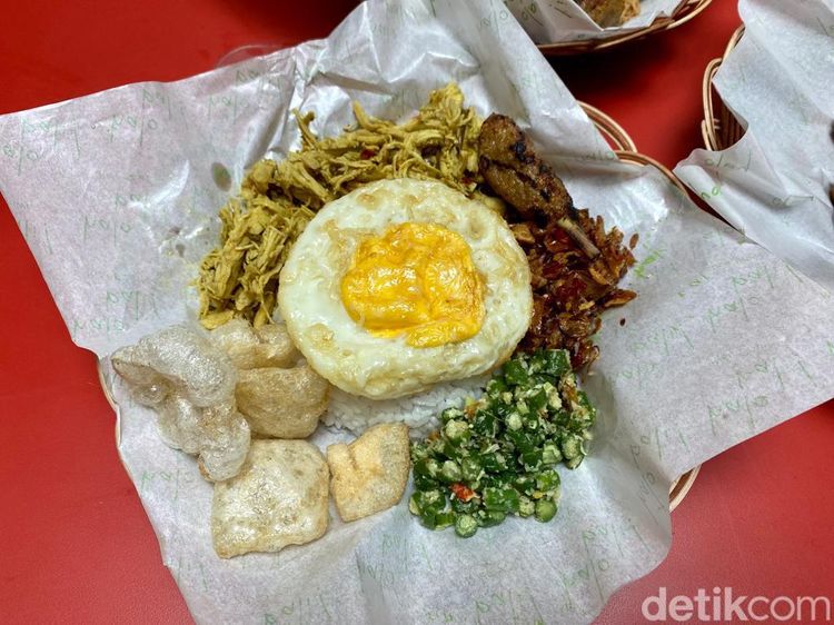 Nasi Campur Bali dengan Lawar dan Sambal Embe yang Pedas Gurih