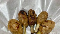 Kami juga memesan menu Sate Lilit Ikan (Rp 40.000). Satu porsi sate lilit ini berisi 5 tusuk sate. Sate lilitnya gemuk dan sangat padat. Foto: detikcom