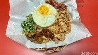 Ada juga menu Nasi Jangkep Betutu (Rp 45.000) yang bercita rasa lebih gurih. Untuk lauk-pauk yang disajikan tidak berbeda jauh dengan menu Nasi Jangkep Pelalah sebelumnya. Foto: detikcom