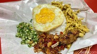 Yang membedakan hanyalah ayam suwirnya. Menu ini disajikan ayam suwir bumbu betutu, sehingga warnanya lebih kuning. Berbeda dengan ayam pelalah yang berwarna kemerah-merahan. Foto: detikcom