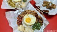 Karena diracik dengan bumbu betutu, rasanya pun lebih gurih dengan rempah yang begitu kuat. Selain ayamnya, menu ini juga disajikan dengan sambal embe. Foto: detikcom