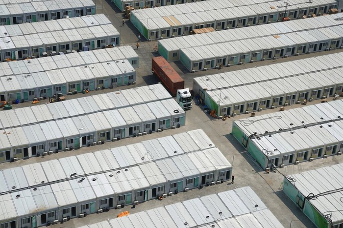 Hong Kong menyiapkan ribuan tempat tinggal sementara dari kontainer bagi pasien Covid-19. Lokasinya di pelabuhan Tsing Yi. Ini penampakannya