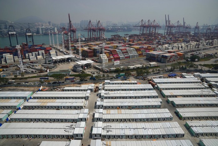 Hong Kong Siapkan Ribuan Kontainer untuk Tempat Isolasi Pasein COVID Hong Kong menyiapkan ribuan tempat tinggal sementara dari kontainer bagi pasien Covid-19. Lokasinya di pelabuhan Tsing Yi. Ini penampakannya
