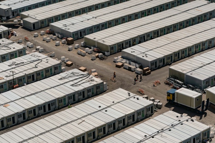 Hong Kong Siapkan Ribuan Kontainer untuk Tempat Isolasi Pasein COVID Hong Kong menyiapkan ribuan tempat tinggal sementara dari kontainer bagi pasien Covid-19. Lokasinya di pelabuhan Tsing Yi. Ini penampakannya