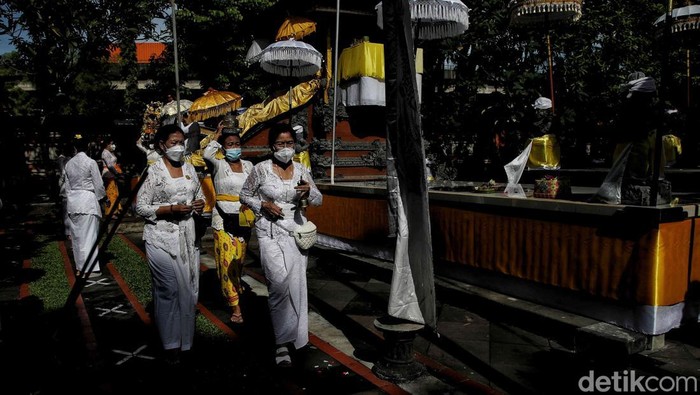 Umat Hindu di Pura Aditya Jaya, Rawamangun, Jakarta Timur, menunaikan ibadah Tawur Agung dengan penuh khidmat. Ini foto-fotonya!