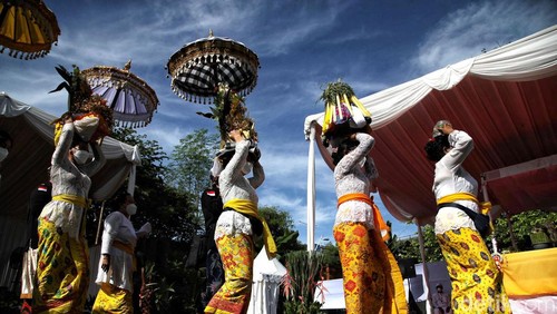 Umat Hindu di Pura Aditya Jaya, Rawamangun, Jakarta Timur, menunaikan ibadah Tawur Agung dengan penuh khidmat. Ini foto-fotonya!
