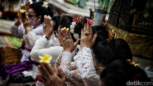 Umat Hindu di Pura Aditya Jaya, Rawamangun, Jakarta Timur, menunaikan ibadah Tawur Agung dengan penuh khidmat. Ini foto-fotonya!