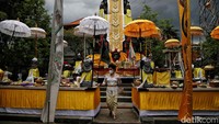 Rencananya, usai pelaksaan tawur agung, besok umat Hindu akan melaksanakan brata penyepian di rumah dan pura masing-masing.