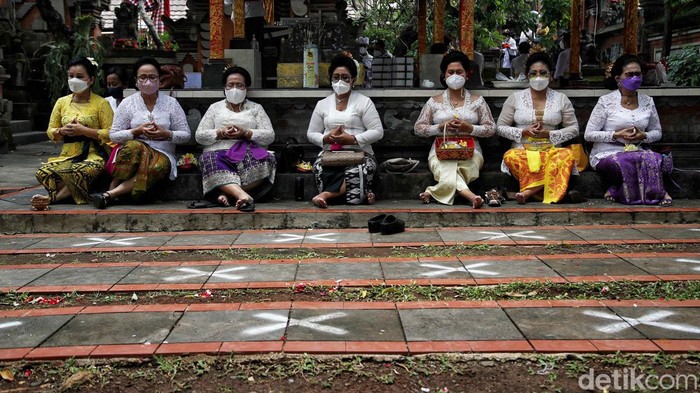 Umat Hindu di Pura Aditya Jaya, Rawamangun, Jakarta Timur, menunaikan ibadah Tawur Agung dengan penuh khidmat. Ini foto-fotonya!