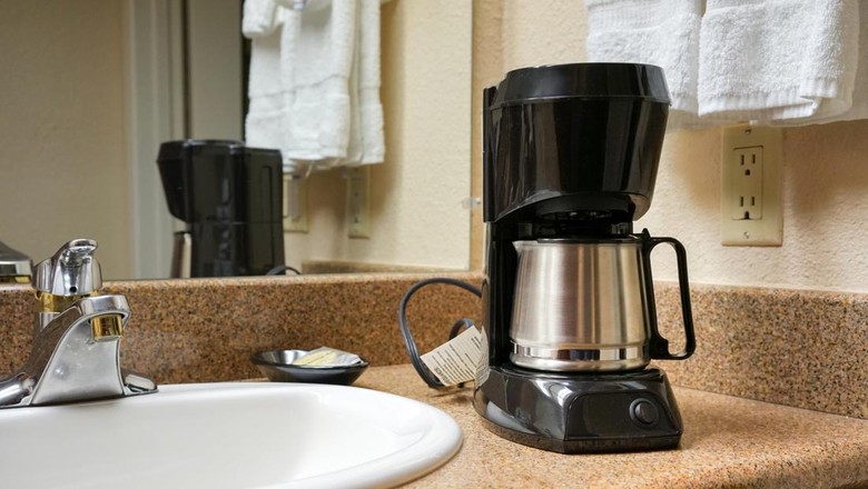 Ilustrasi mesin pembuat kopi di kamar hotel Ilustrasi mesin pembuat kopi di kamar hotel