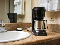 Viral dan Bikin Jijik! Travel Hack Cuci Pakaian Dalam di Mesin Kopi Tuai Kecaman