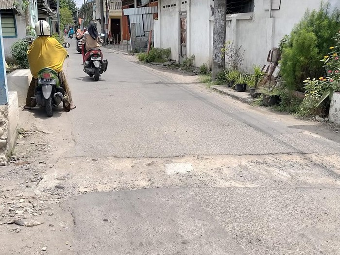 Seorang pengguna jalan, Isti, melaporkan jalan rusak di kawasan Mangunan, Bebekan, Sidoarjo. Lubang tampak di  Jalan Raya Pereng hingga Sepanjang Tani.