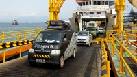 Ramainya penumpang terlihat dari antrean kendaraan roda empat turun dari kapal di Pelabuhan Ketapang.
