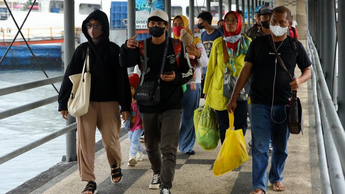 JELANG PENUTUPAN PENYEBERANGAN KETAPANG-GILIMANUK Kendaraan roda empat turun dari kapal di Pelabuhan Ketapang, Banyuwangi, Jawa Timur, Rabu (2/3/2022). Arus penumpang dari Pelabuhan Gilimanuk (Jembrana, Bali) menuju Pelabuhan Ketapang (Banyuwangi, Jawa Timur) terpantau ramai menjelang ditutupnya jalur penyeberangan pada Hari Raya Nyepi Tahun Baru Saka 1944. ANTARA FOTO/Budi Candra Setya/rwa