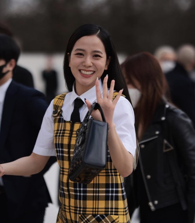 Jisoo BLACKPINK memakai plaid mini dress yang dipadukan dengan kemeja putih dan dasi hitam. Koleksi Dior Pre-Fall 2022 itu dirancang oleh Creative Director Dior, Maria Grazia Churi. Foto: dok. Twitter @jichu_charts