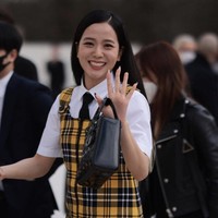 Jisoo BLACKPINK memakai plaid mini dress yang dipadukan dengan kemeja putih dan dasi hitam. Koleksi Dior Pre-Fall 2022 itu dirancang oleh Creative Director Dior, Maria Grazia Churi. Foto: dok. Twitter @jichu_charts