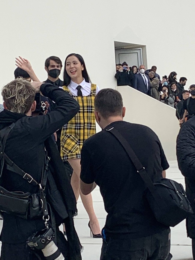 Dalam video yang beredar, terdengar seruan nama Jisoo yang disorakkan kerumunan penggemar. Dia pun tampak sumringah saat melihat penggemarnya. Foto: dok. Twitter @UpdateKGirls