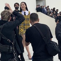 Dalam video yang beredar, terdengar seruan nama Jisoo yang disorakkan kerumunan penggemar. Dia pun tampak sumringah saat melihat penggemarnya. Foto: dok. Twitter @UpdateKGirls