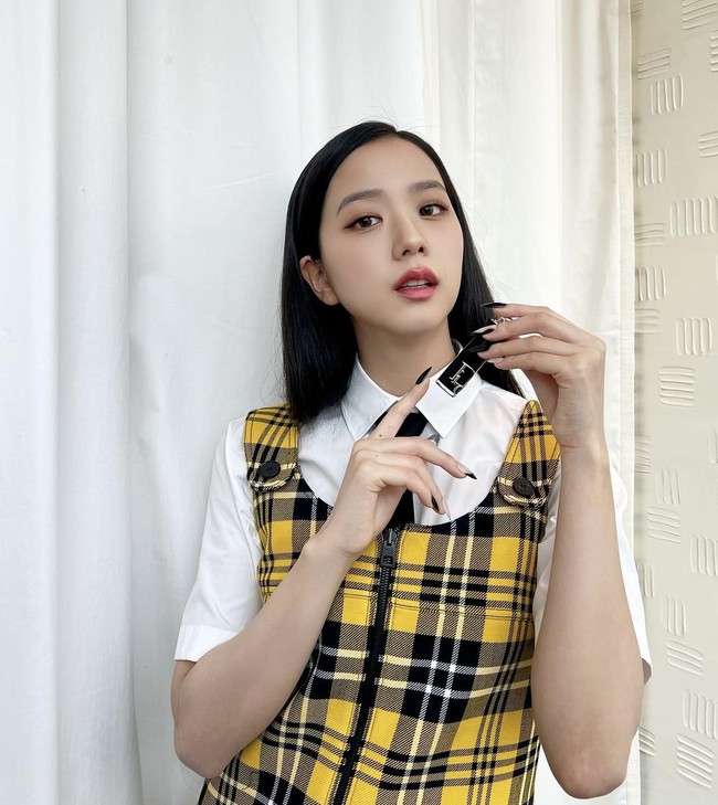 Tahun ini, Jisoo BLACKPINK kembali mewakili Dior sebagai global ambassador. Dia terlihat memesona saat tiba di red carpet Dior Fall/Winter 22/23 show pada Selasa (1/3/2022). Foto: dok Instagram @sooyaaa__