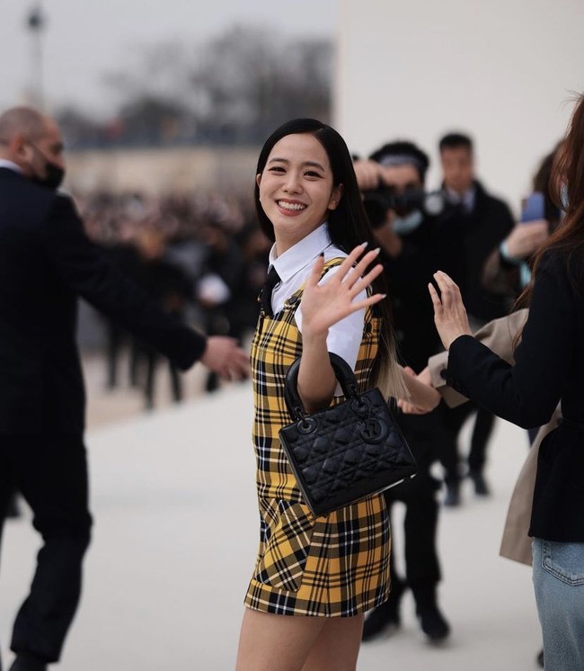 Idol 27 tahun itu menuai pujian karena menyempatkan waktu untuk menyapa penggemar. Biasanya artis mengambil jalan pintas lewat pintu keluar VIP, namun Jisoo memilih untuk menghampiri penggemar. Foto: dok. Twitter @jichu_charts