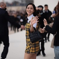 Idol 27 tahun itu menuai pujian karena menyempatkan waktu untuk menyapa penggemar. Biasanya artis mengambil jalan pintas lewat pintu keluar VIP, namun Jisoo memilih untuk menghampiri penggemar. Foto: dok. Twitter @jichu_charts