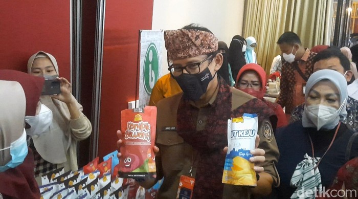 Kala Menparekraf Sandiaga Uno melihat hasil produk UMKM di Jambi.