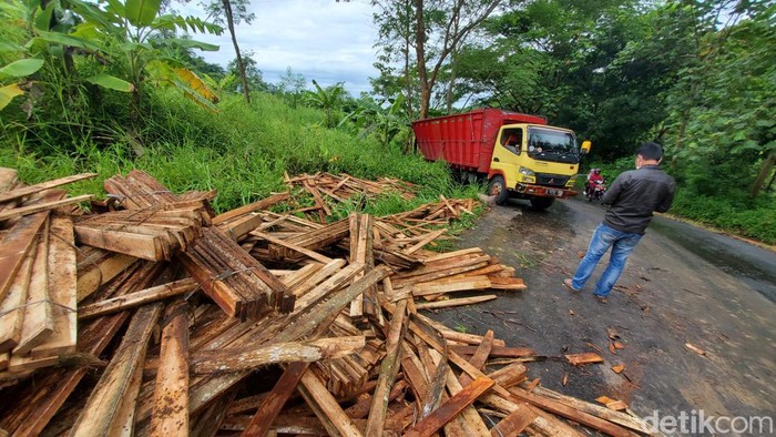 Kecelakaan truk di Sukabumi.