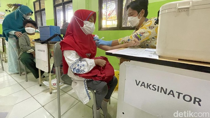 Ratusan murid mendapatkan vaksinasi kedua jenis Sinovac di Sekolah Daar el-Salam, Bojongkulur, Kabupaten Bogot, Jawa Barat, Rabu (2/3/2022).