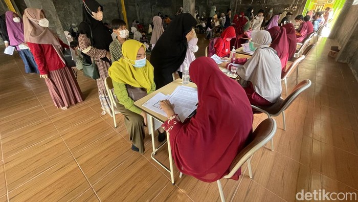 Ratusan murid mendapatkan vaksinasi kedua jenis Sinovac di Sekolah Daar el-Salam, Bojongkulur, Kabupaten Bogot, Jawa Barat, Rabu (2/3/2022).