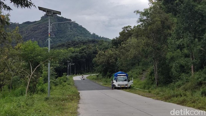 Kendaraan melintasi Jalan Lingkar Kota (JLK). Foto diambil Rabu (2/3/2021),