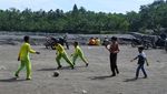 Kerja Keras Guru di Lereng Gunung Semeru