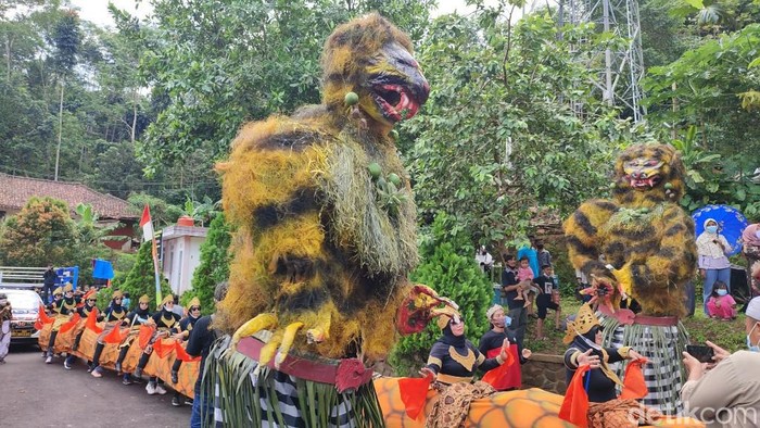 Kesenian Helaran Mengmleng saat tampil pada pembukaan obyek Wisata Situ Wangi di Kawali, Ciamis.