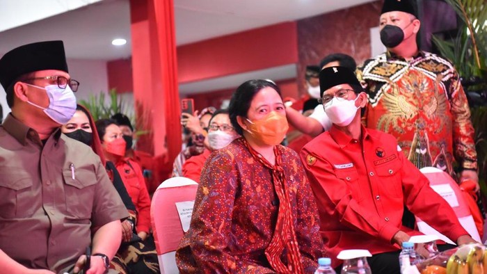 Ketua DPR RI Puan Maharani bertemu dengan para kader PDI Perjuangan (PDIP) Kota Surabaya di Kantor DPC