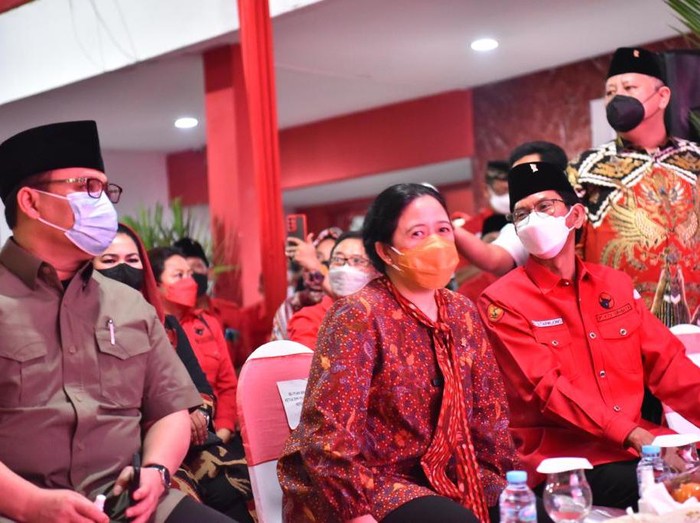 Ketua DPR RI Puan Maharani bertemu dengan para kader PDI Perjuangan (PDIP) Kota Surabaya di Kantor DPC